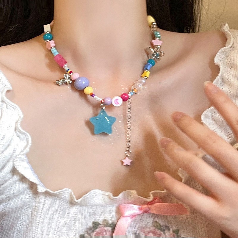 Collar con colgante de cuentas de estrella de color de verano, dulce femenino, pequeña cadena de clavícula fresca, estilo de vacaciones, collar de todo fósforo de nicho