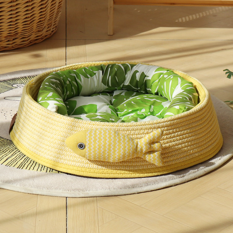 접힌 골판지 노란색 + 작은 물고기 + 녹색 면 패드 + 녹색 베개