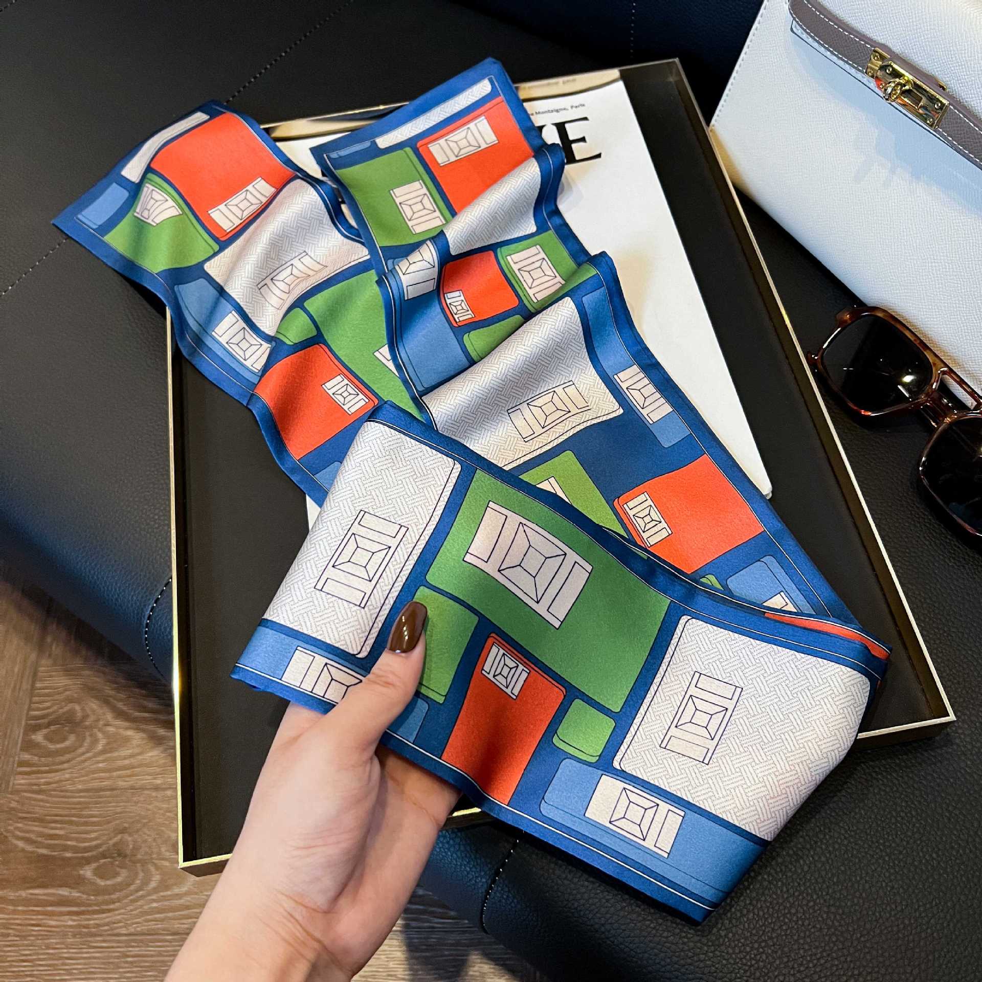 Nueva bufanda de seda pequeña banda larga estrecha para el cabello mujer estilo primavera y otoño moda madre bufanda estilo verano estilo fino serpentina bufanda al por mayor