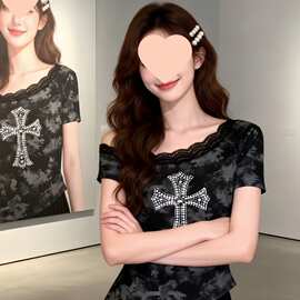 扎染一字肩短袖t恤女2026夏季新款不规则设计感收腰蕾丝拼接上衣