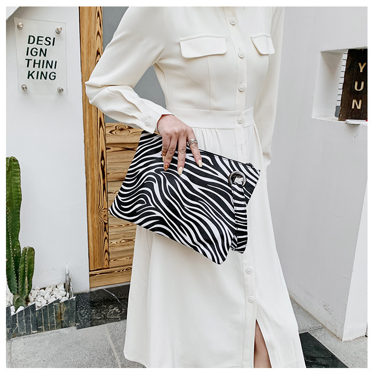 159g Weight Zipper Closure Type / Strap Type Clutch Bag Bags Type Casual, Daily Occasion Pu Leather Material Cows, Zebra, Leopard Pattern All Seasons Season Women's Gender Vintage Style, Classic Style Style Square Shape Small Size Women's Small Pu Leather Cows Zebra Leopard Vintage Style Classic Style Square Zipper Clutch Bag 20