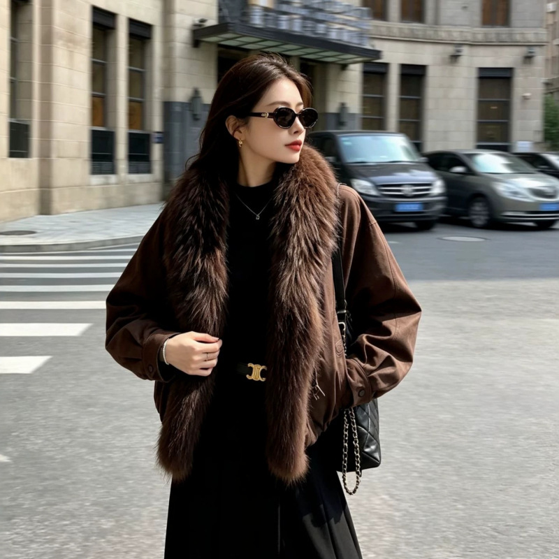 [Los Angeles Sunrise] Short, retro-style parka with a raccoon fur collar, featuring a white duck down lining