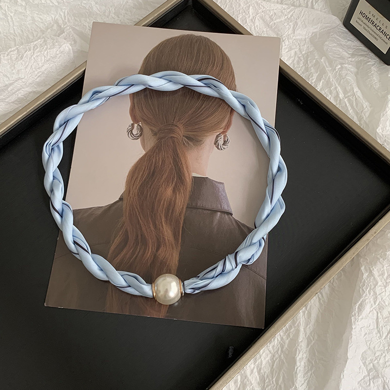 Pañuelo de seda con collar de perlas tortas Primavera y verano Nuevos productos Temperamento de moda Decoración multifuncional Pañuelo de seda con hebilla magnética para mujer