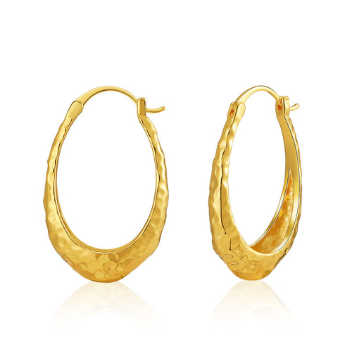 Elegant, heavyweight-inspired ear clips with a textured, premium feel—featuring a retro-style oval copper tube design plated in 18K real gold and boasting a distinct granular texture.