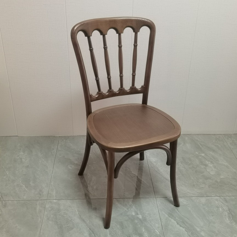 Napoleón - color melocotón - sentado en madera