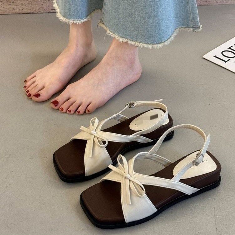 Fada francesa arco de pendiente sandalias de tacones para mujeres verano 2026 nuevo temperamento suave con falda de playa zapatos romanos