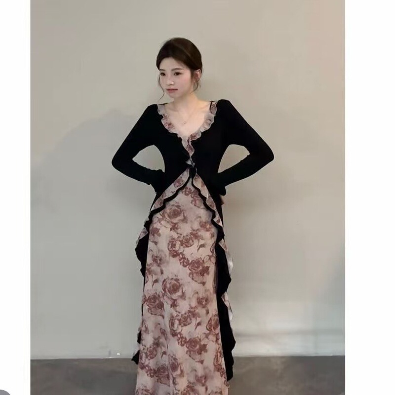 2026 super trendy early spring dress for women, a stunning retro two-piece style with a V-neck, slimming effect, and a fitted waist, featuring a floral print