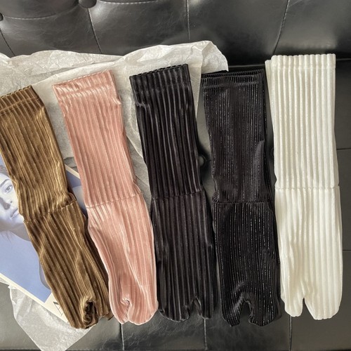 Niche designer catwalk Korean velvet vertical striped bright silk split-toe socks pile socks two-toe Xiaohongshu stockings