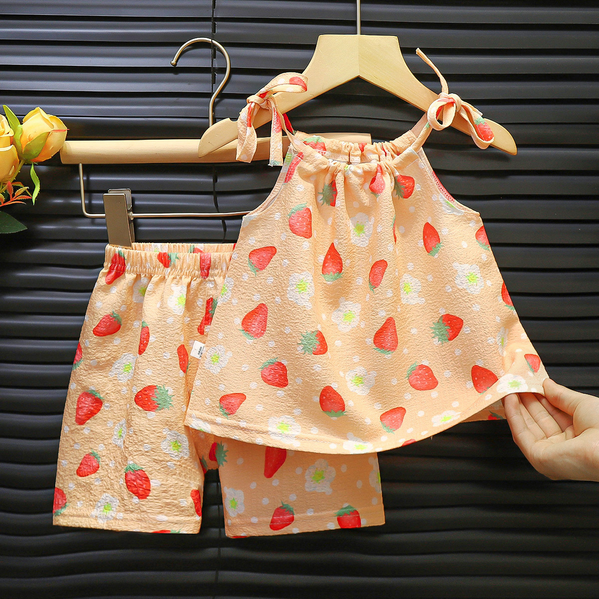 夏季新款女宝宝韩版碎花吊带套装短裤两件套洋气夏装女童泡泡袖