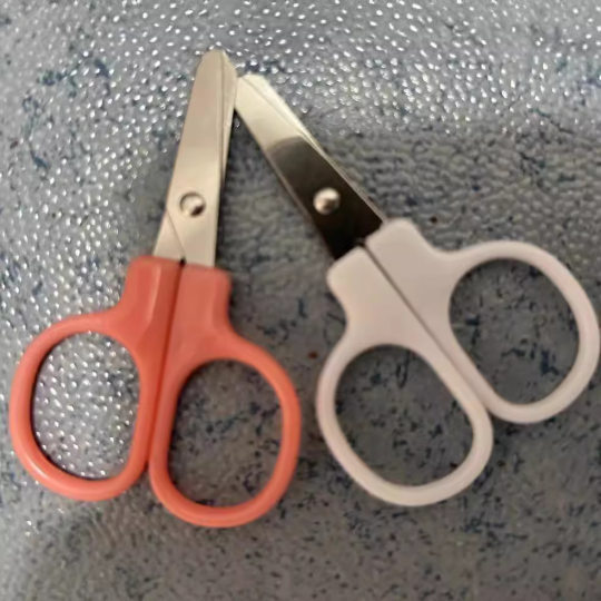 Factory in stock supply stainless steel sewing kit small scissors white thread scissors household stainless steel brand new plastic scissors