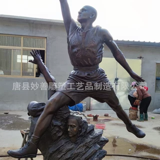 铜雕塑定制打篮球踢足球运动主题雕塑 铸铁仿铜体育题材雕塑景观