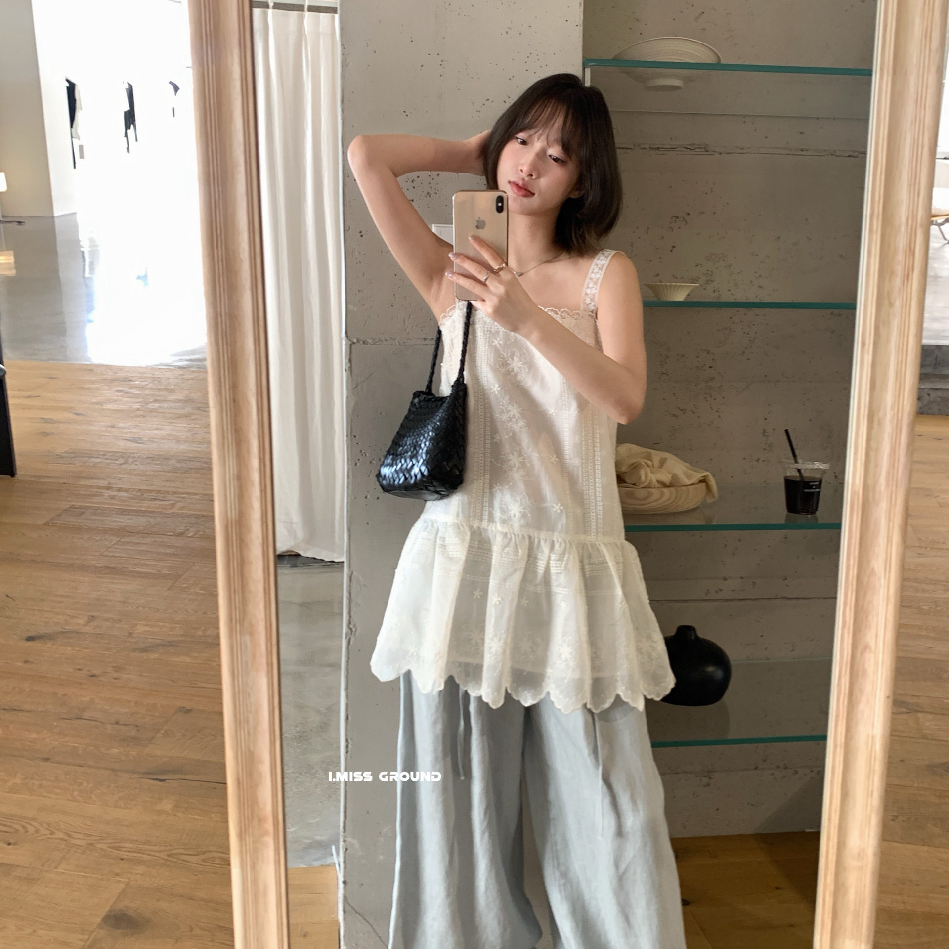 Đầm suông nữ ren hoa cổ yếm tay dây xếp tầng phối viền ren — màu trắng