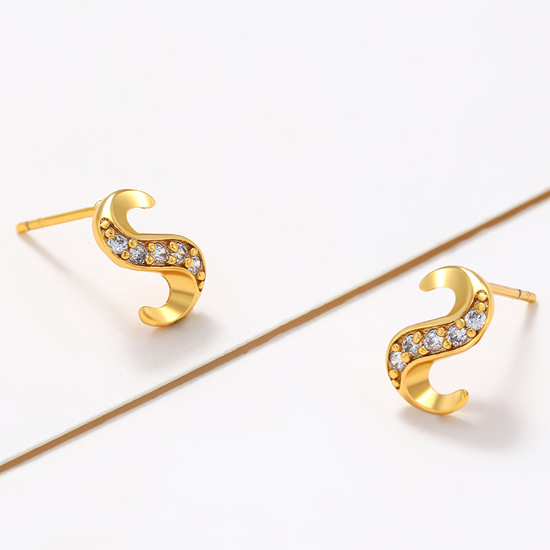 Xuping joyería aleación de cobre galvanizado oro real piedras preciosas artificiales en forma de S pernos de orejas nichos pendientes de lujo ligero para mujeres