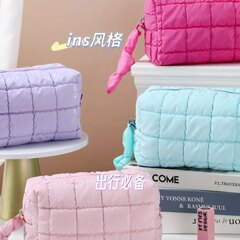 ins风云朵羽绒化妆包女小便携旅行手提大容量高级感填充棉收纳包