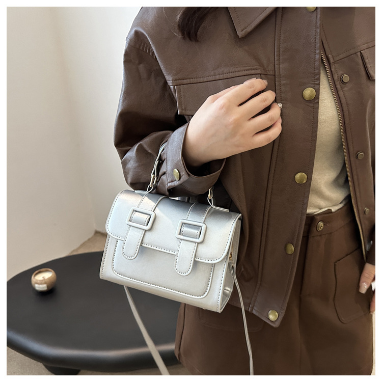 A new 2024 trendy and retro single-shoulder crossbody small square bag for girls, a niche British-style handbag undefined