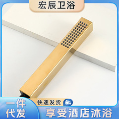 正方形の金色のバラ色の黒い銀色は花を持ってアイデアをこぼします。