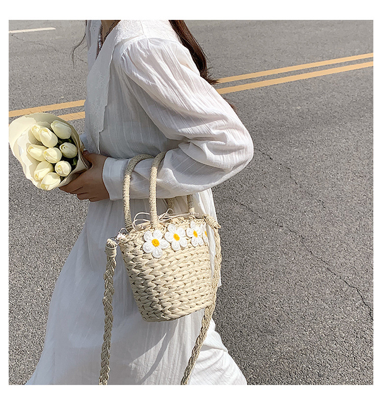 Women's Medium Summer Straw Solid Color Vacation Flowers Bucket String Bucket Bag display picture 4