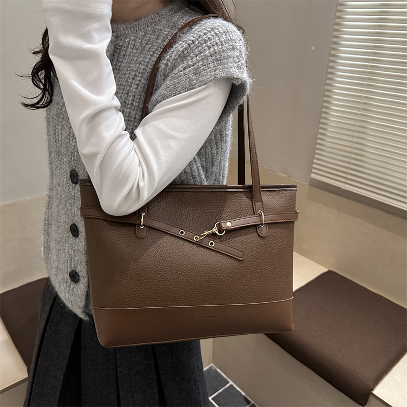 Bolsa de mano japonesa al por mayor Harajuku 2026 primavera nueva bolsa de hombro de lujo ligera bolsa de tendencia bajo la axila