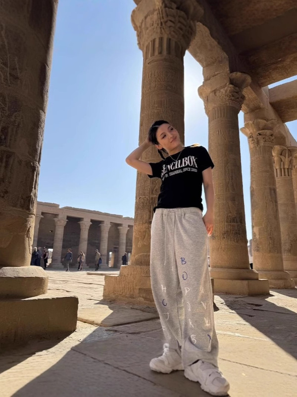 2025 夏の新アメリカンファッションブランドレタープリントラウンドネック半袖 Tシャツ女性のファッションスリムフィットトップ女性|undefined