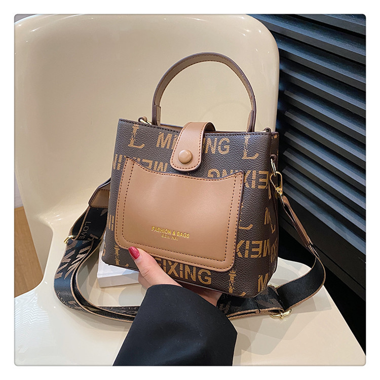 2023 Autumn New Live Broadcast Good Large Capacity Women's Single Shoulder Crossbody Bag Letter Retro Wide Shoulder Strap Bag for Women_voghion.com