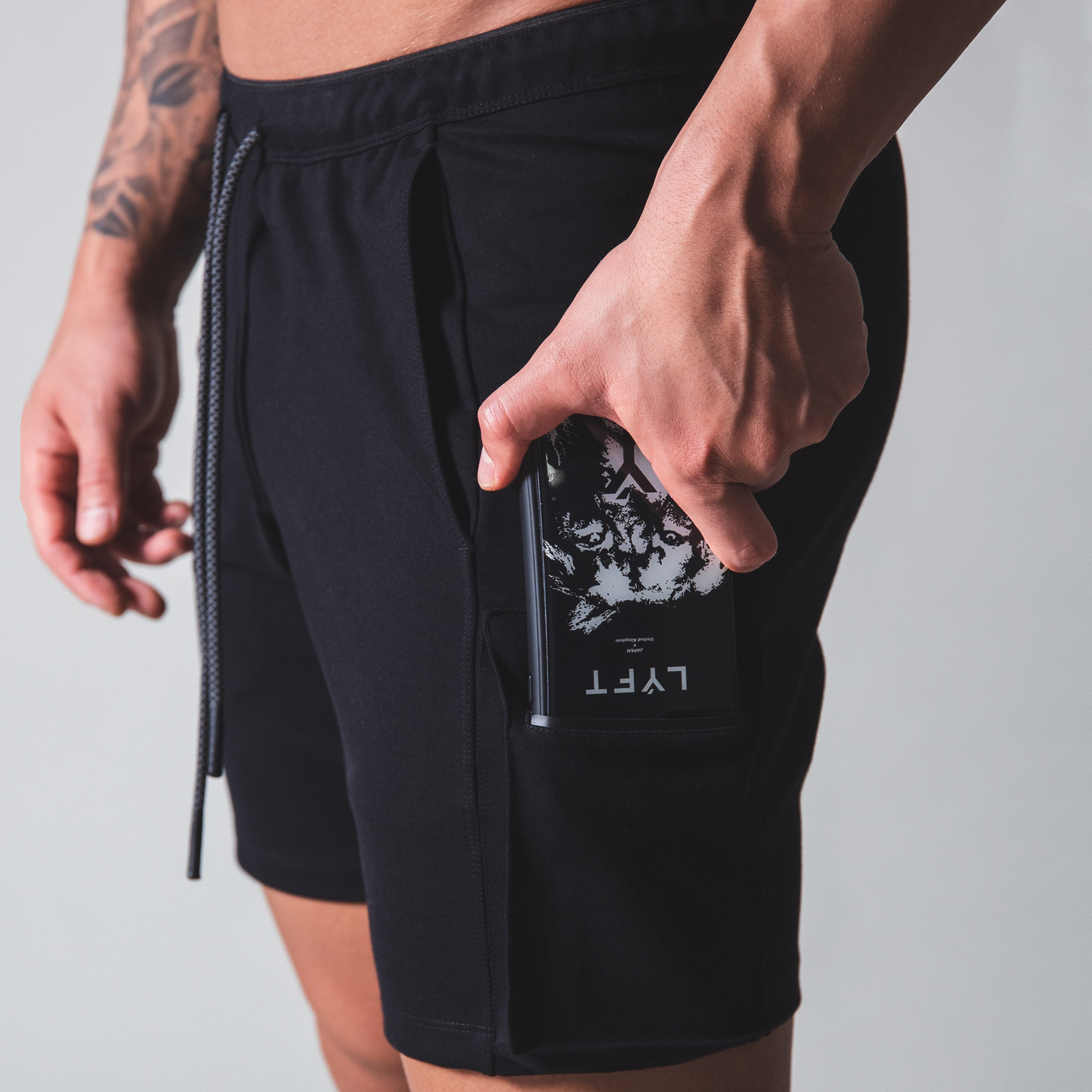 Men's clothing Summer sports fitness two-tone breathable pants quarter pants_voghion.com