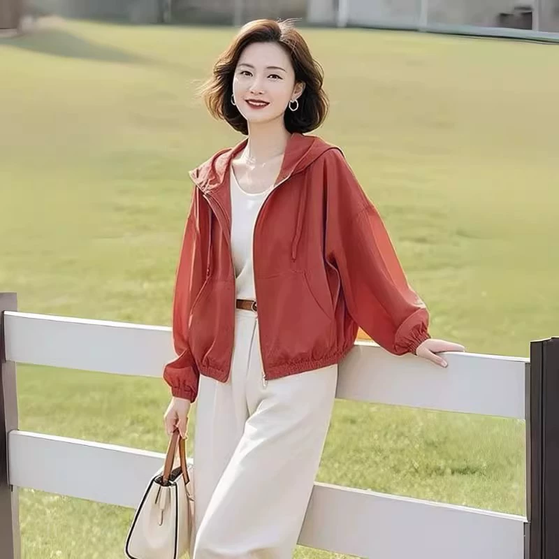 Летняя солнцезащитная куртка 2026 для женщин, тонкая свободная толстовка с капюшоном в стиле «Дофамин», повседневное солнцезащитное пальто для невысоких.