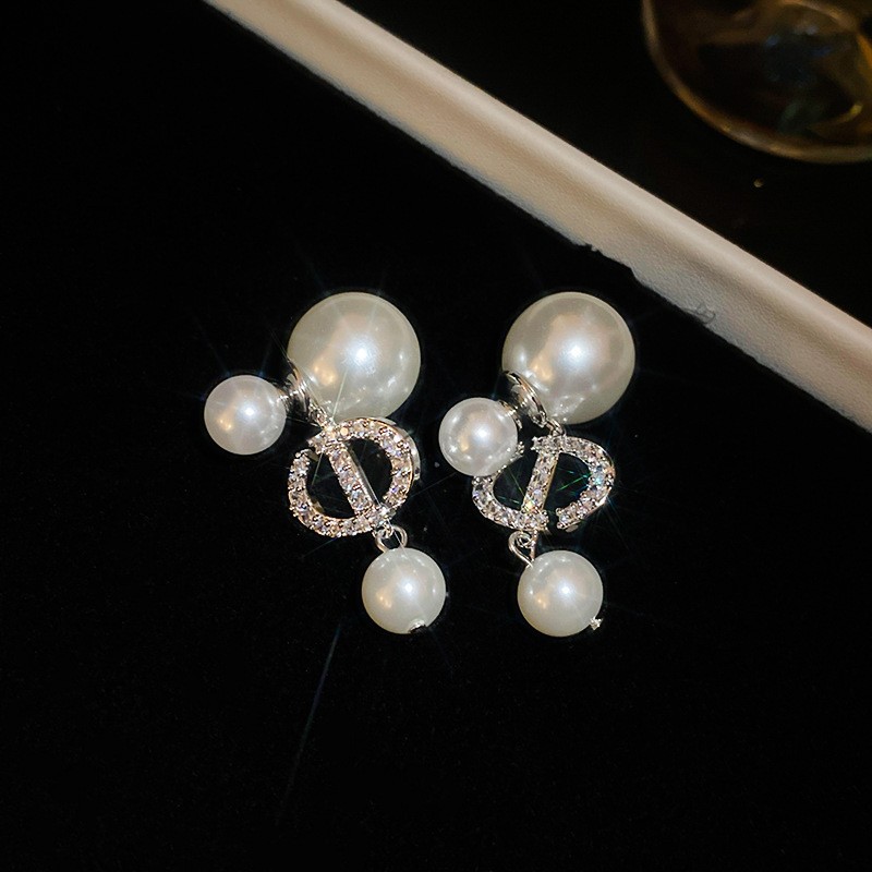 Pendientes de perlas artificiales de mariposa de aguja de plata Pendientes de todo fósforo de nicho retro femenino Pendientes de temperamento de moda Lujo ligero de alta gama