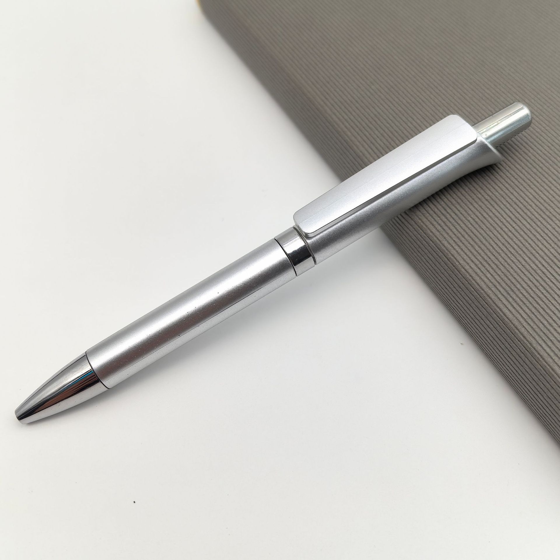 Presione el bolígrafo publicitario, poste de pintura en aerosol clásico, bolígrafo de plástico, regalo, promoción, bolígrafo publicitario, personalización