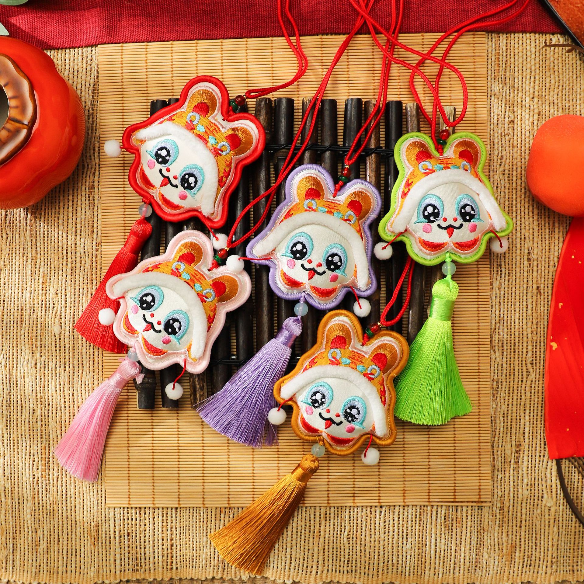 Cuerpo de siete colores para despertar leones y serpientes de Año Nuevo decoración de barril con flores de material DIY colgante floral