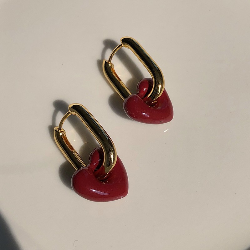 2021 Nouvelle Texture En Métal Couleur De Haricot Rouge Lumière Luxe Français Rétro Boucle D&#39;oreille Coeur Rouge En Gros display picture 2