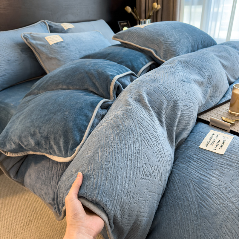 Juego de cama de terciopelo de leche de color sólido simple de cuatro piezas 2024 nuevo juego de sábanas de edredón de terciopelo de coral grueso de invierno de tres piezas