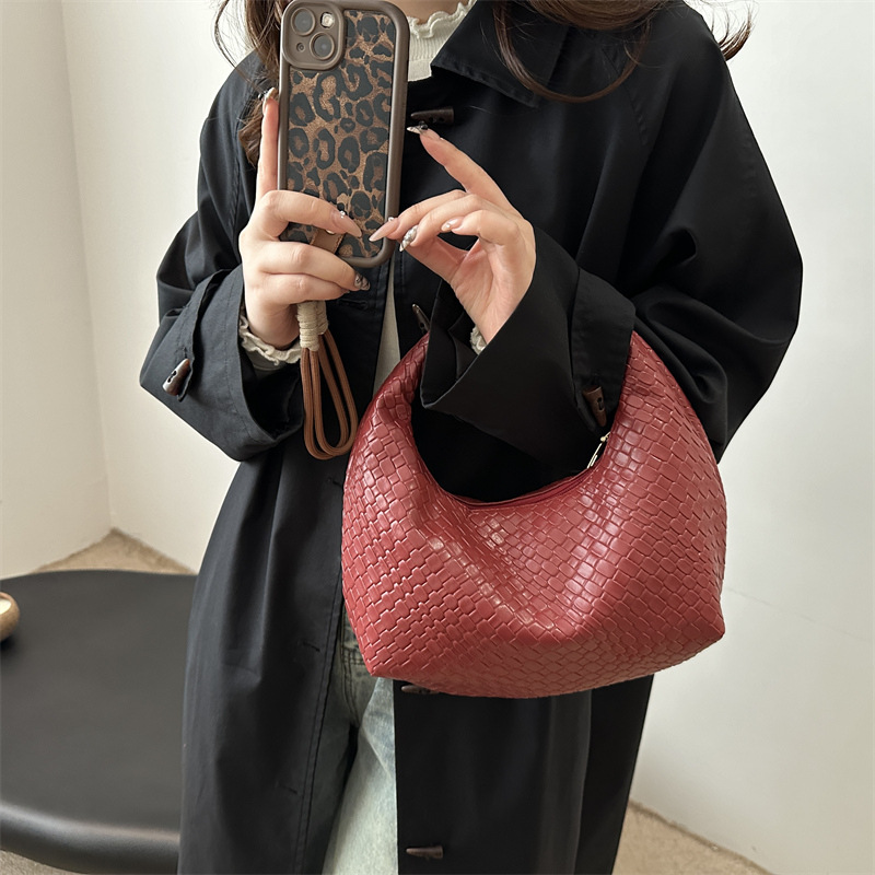 2024 bolsa de tejido de invierno para mujeres nuevas bolsas de bolsillo de estilo extranjero nicho de textura bolsas de viaje versátiles bolsas de mano bolsas ocio