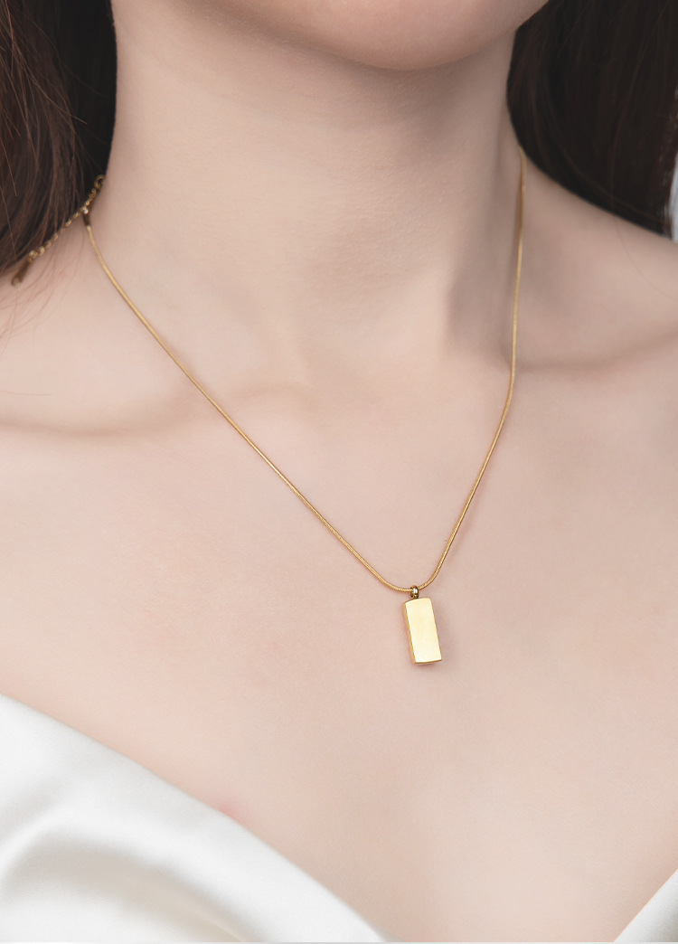 Collier à pendentif carré en titane et acier pour femmes, nouveau style minimaliste et cool, petite brique dorée, avec une niche, en corée du sud_voghion.com