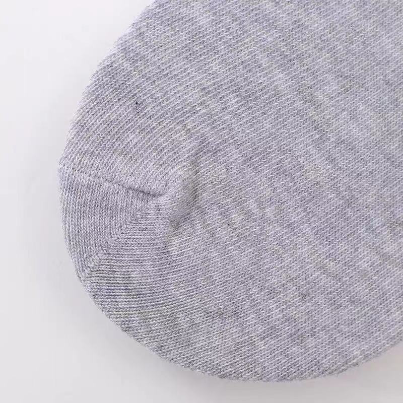 Calcetines de hombre y mujer Calcetines negro blanco gris Four Seasons calcetines de tobillo calcetines de alfombra desechables calcetines de pie de corte bajo de color sólido al por mayor