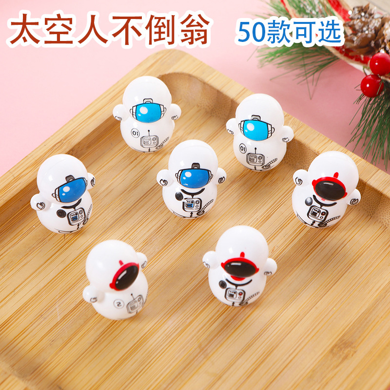 Mini de dibujos animados astronauta vaso de juguete de dibujos animados lindo decoración de los niños pequeño puesto de juguete pequeño regalo