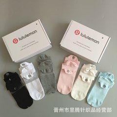 新しいlulu露露の箱の中の純色の春と夏の薄いタイプのソックスは合わせて通気性の男女の靴下の船の靴下の3足のスーツに入ります。