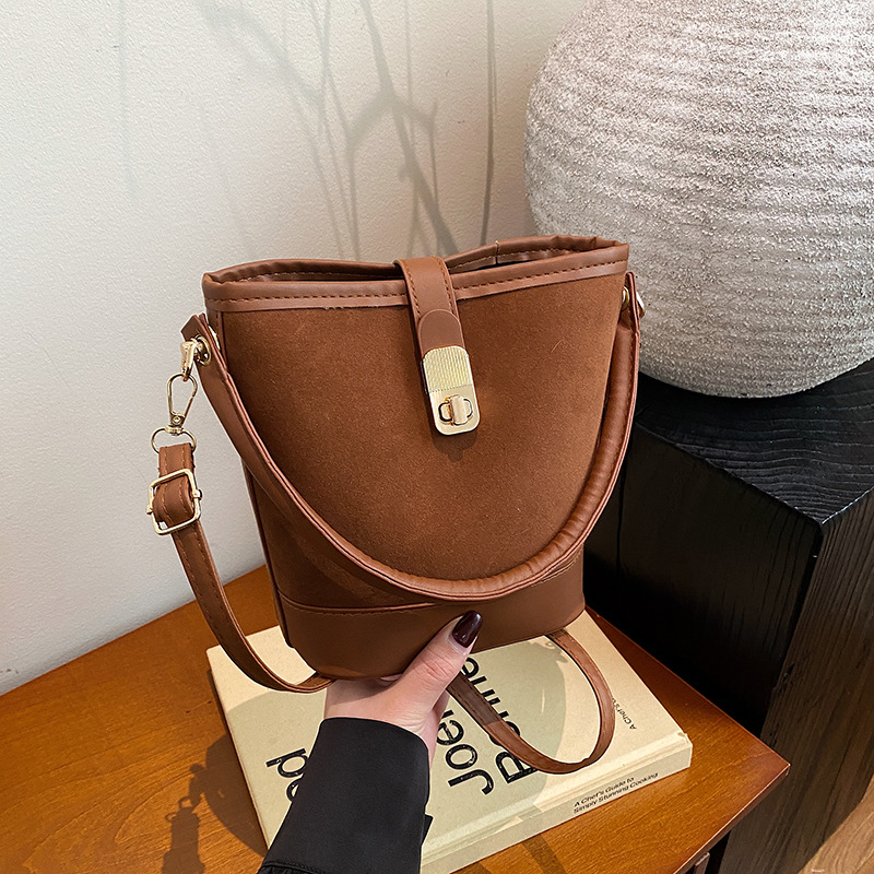 Bolso de invierno para mujeres 2024 nuevo estilo retro simple nicho de moda diseño de hombro mochila de moda moda bolso de cubo portátil