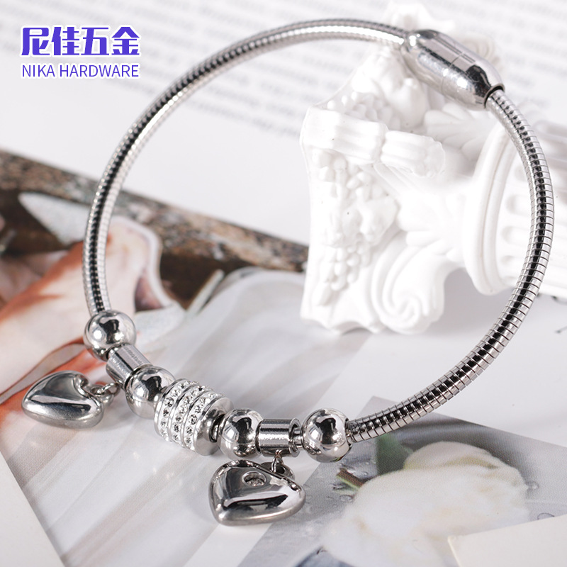 Pulsera magnética de acero de titanio con corazón de melocotón, diseño de lujo ligero y brillo elegante