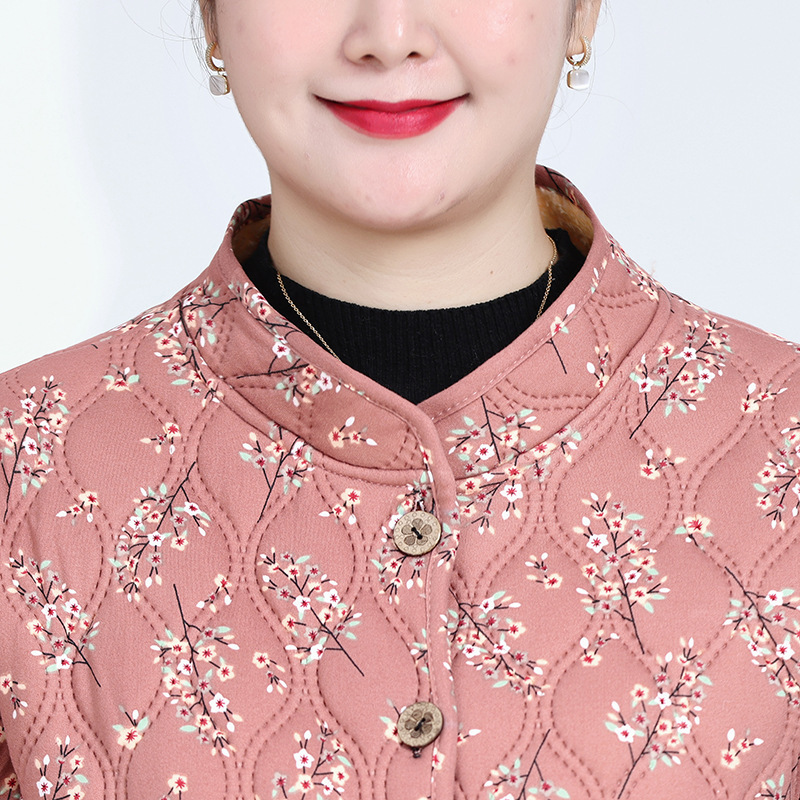 新型のお母さんは秋冬服を着て保温します。|undefined