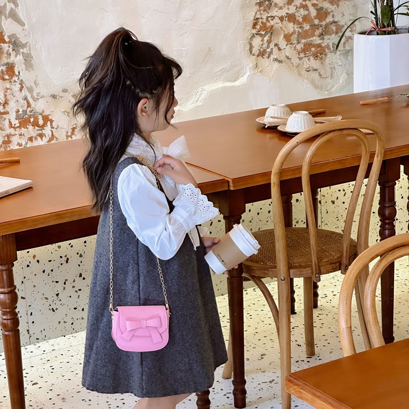 Bolsos de hombro de princesa de color sólido mini lindos bolsos de arco para niñas 2025 nuevos bolsos de cadenas para niños
