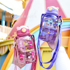 かわいい子供の屋外の携帯型のプラスチックのコップのストローの新型の夏の学生の学校の工場の直接販売の新型のストラップ
