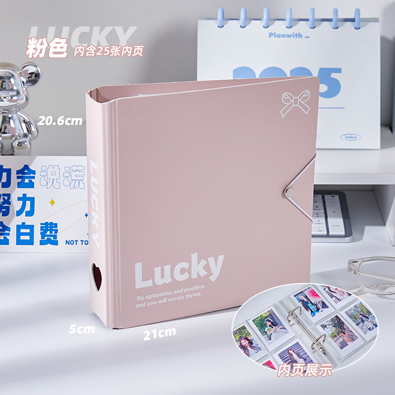 Un pequeño libro de tarjetas de espuma fresca de alto valor visual en un álbum de fotos de chicas mini volantes de 3 pulgadas.