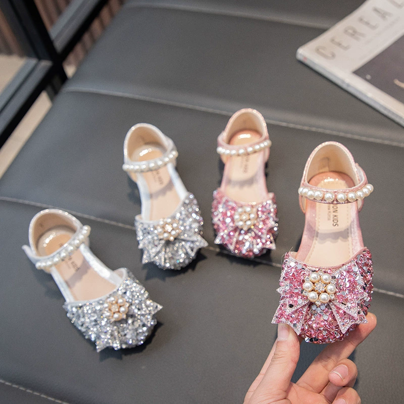 Новые детские туфли-принцессы весна-лето 2024 в корейском стиле, с закрытым носком, со стразами, на мягкой подошве, кожаные, прямые поставки с фабрики