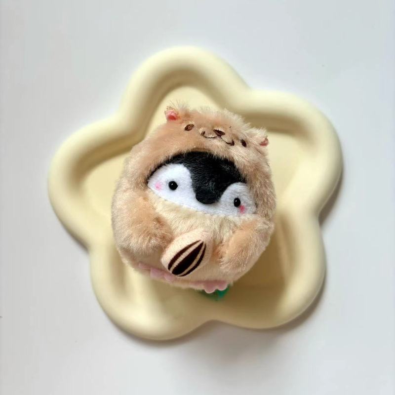 日系かわいい正エネルギーペンギンがかじっているハムスターペンギンのぬいぐるみのかばんにキーホルダーをつけている|undefined