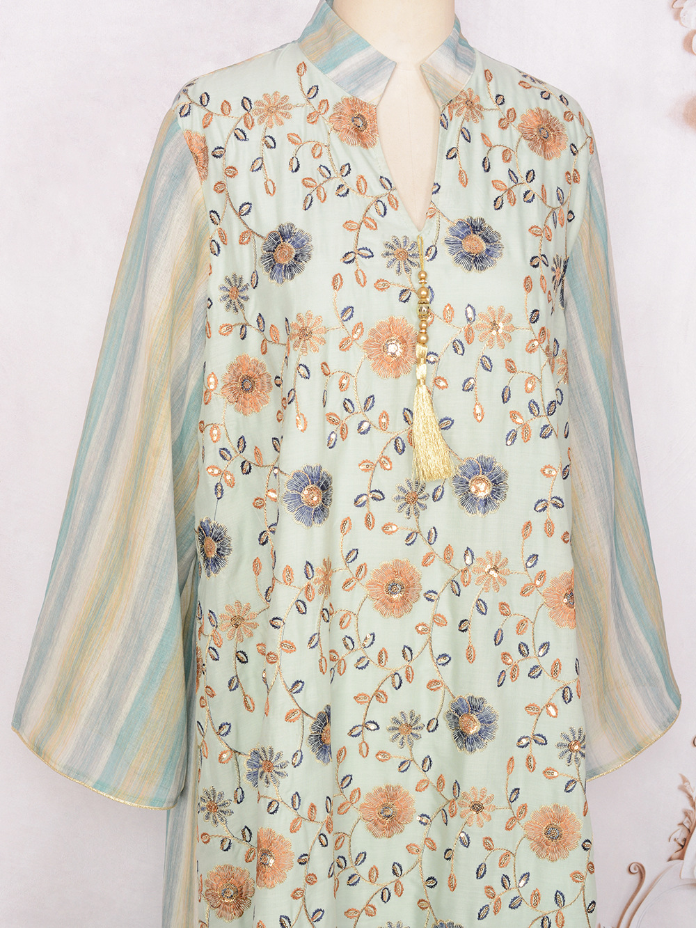 Elegante abaya araba con ricami e paillettes da donna_voghion.com
