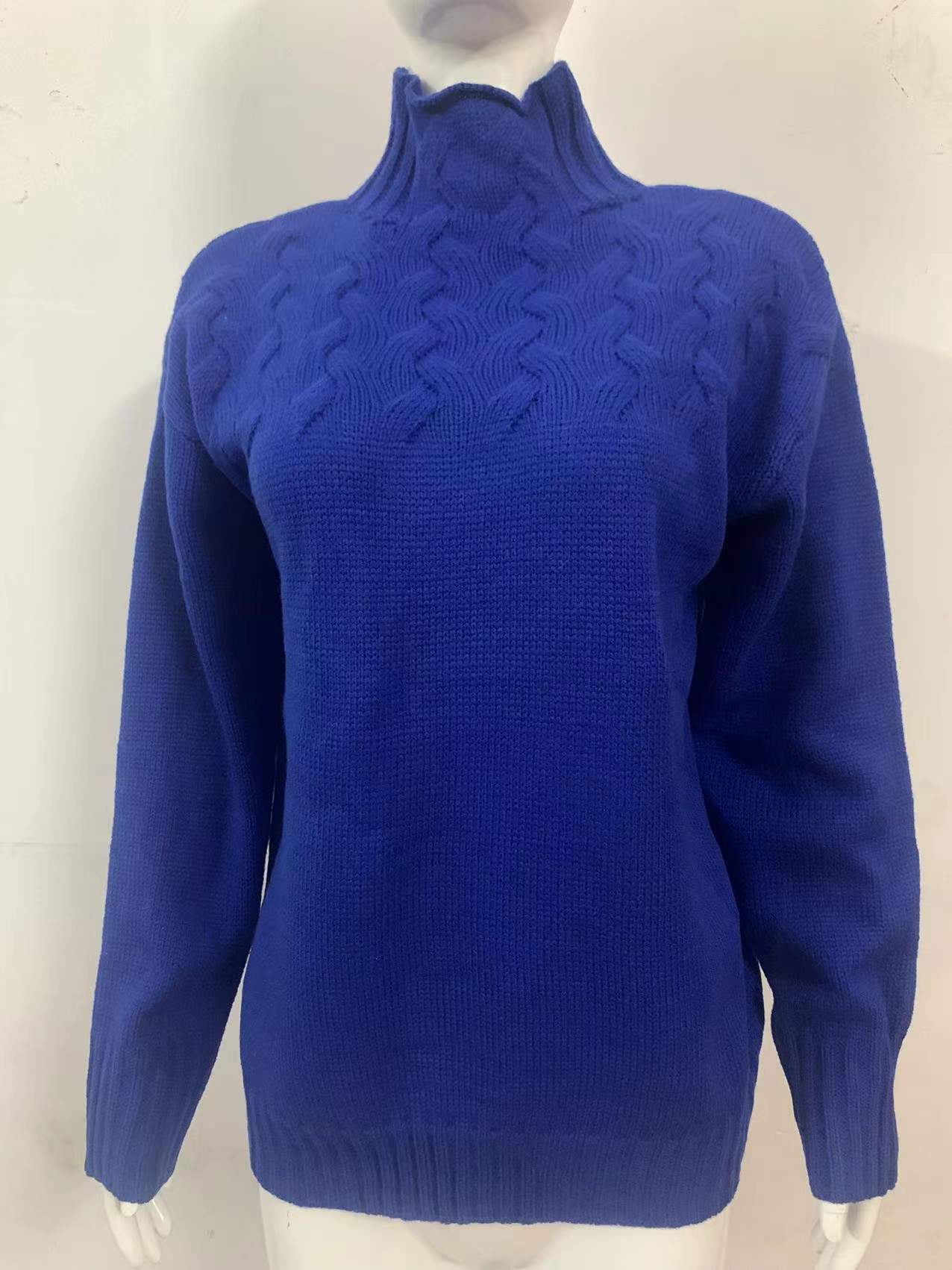 Maglione a maniche lunghe con collo alto e dettagli in maglia a trecce alla moda per donna_voghion.com