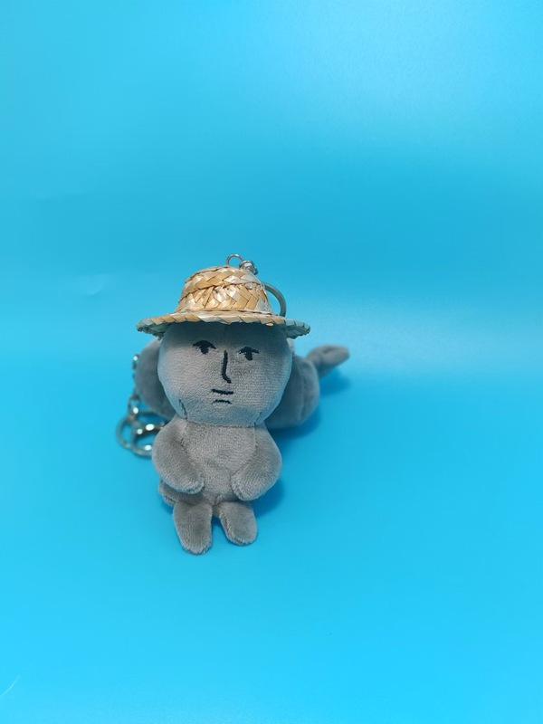 灰色のピンクのウサギは周辺のMyFriendオリジナルの変装シリーズのぬいぐるみのキーホルダーのプレゼントをいじります。|undefined