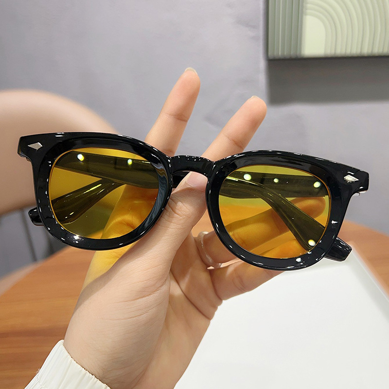 검정색 프레임 노란색 필름