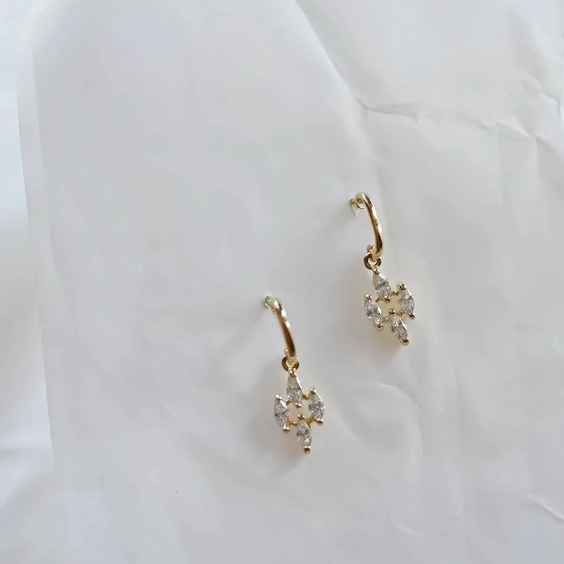 S925 plata esterlina chapada en oro 14K cuatro diamantes pendientes de diamantes pendientes japoneses retro corte sensación de pendientes mini pendientes mujeres image 3