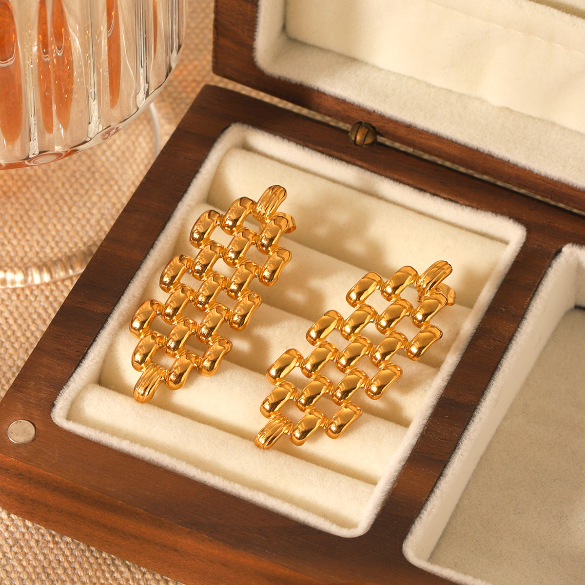 Relojes de acero inoxidable de oro europeo y americano de 18 quilates con diseño de aretes, estilo ins, personalidad de moda, aretes de acero de titanio, aretes de temperamento image 3